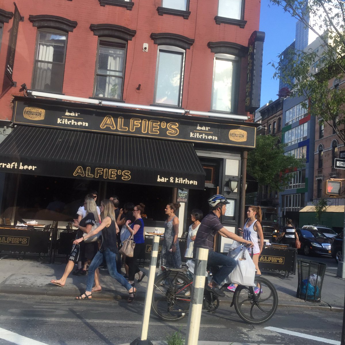 directionrsarmy's tweet photo. I saw this in New York City and I thought of you☺️😂 @PointlessBlog https://t.co/tMqFoCSNhp