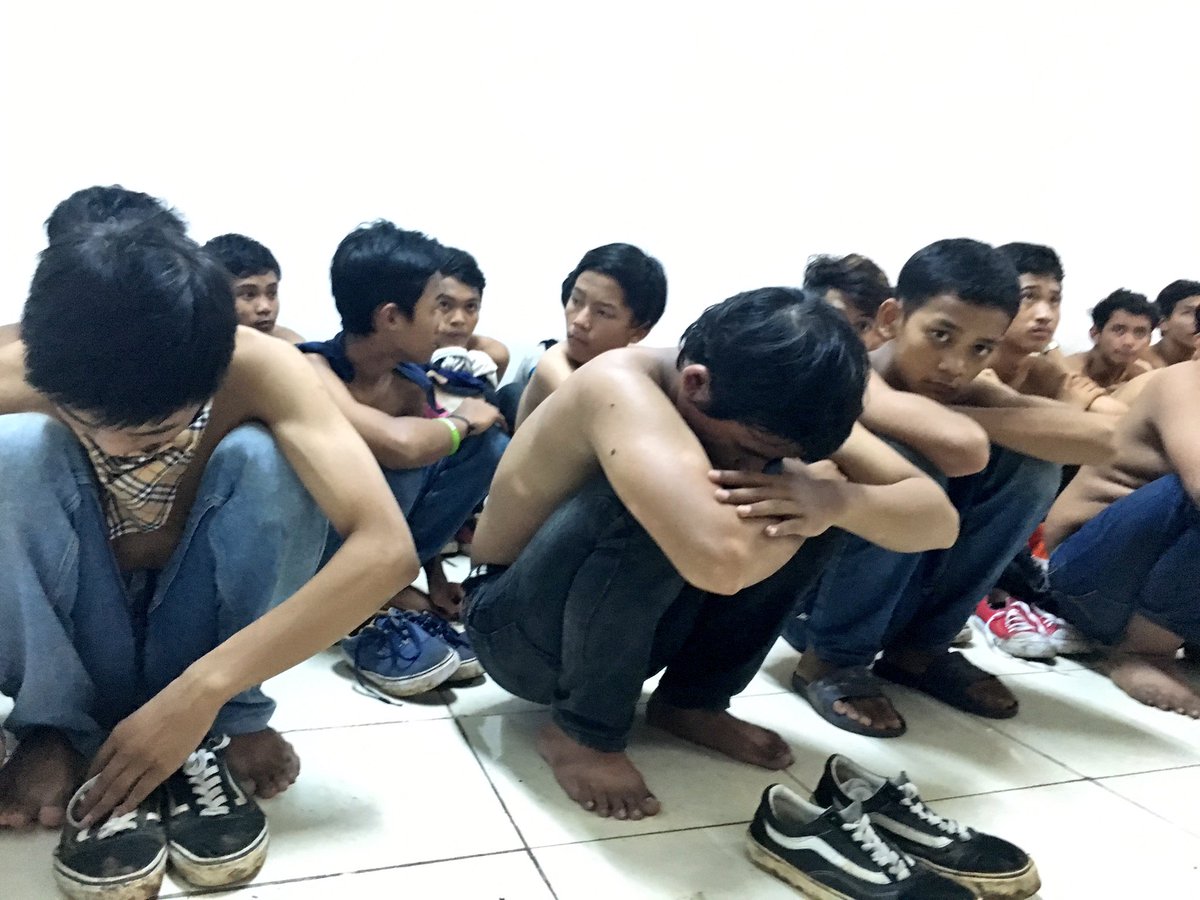 TMCPoldaMetro's tweet photo. 02:27 Polri amankan ratusan Supporter sepak bola yg berbuat onar di Kawasan Gelora Bung Karno Senayan. https://t.co/agTZ3Eb094