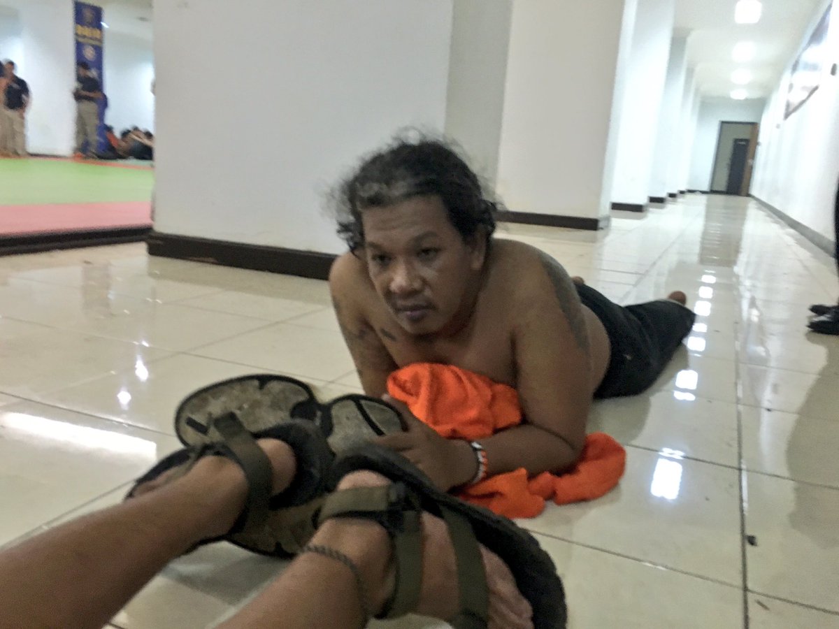 TMCPoldaMetro's tweet photo. 02:27 Polri amankan ratusan Supporter sepak bola yg berbuat onar di Kawasan Gelora Bung Karno Senayan. https://t.co/agTZ3Eb094