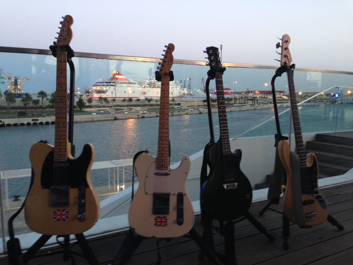 IvanLabarta's tweet photo. arrancando @VlcBeachFest con @Buzzcocks guitarras listas para rugir https://t.co/ODLdouzKzK