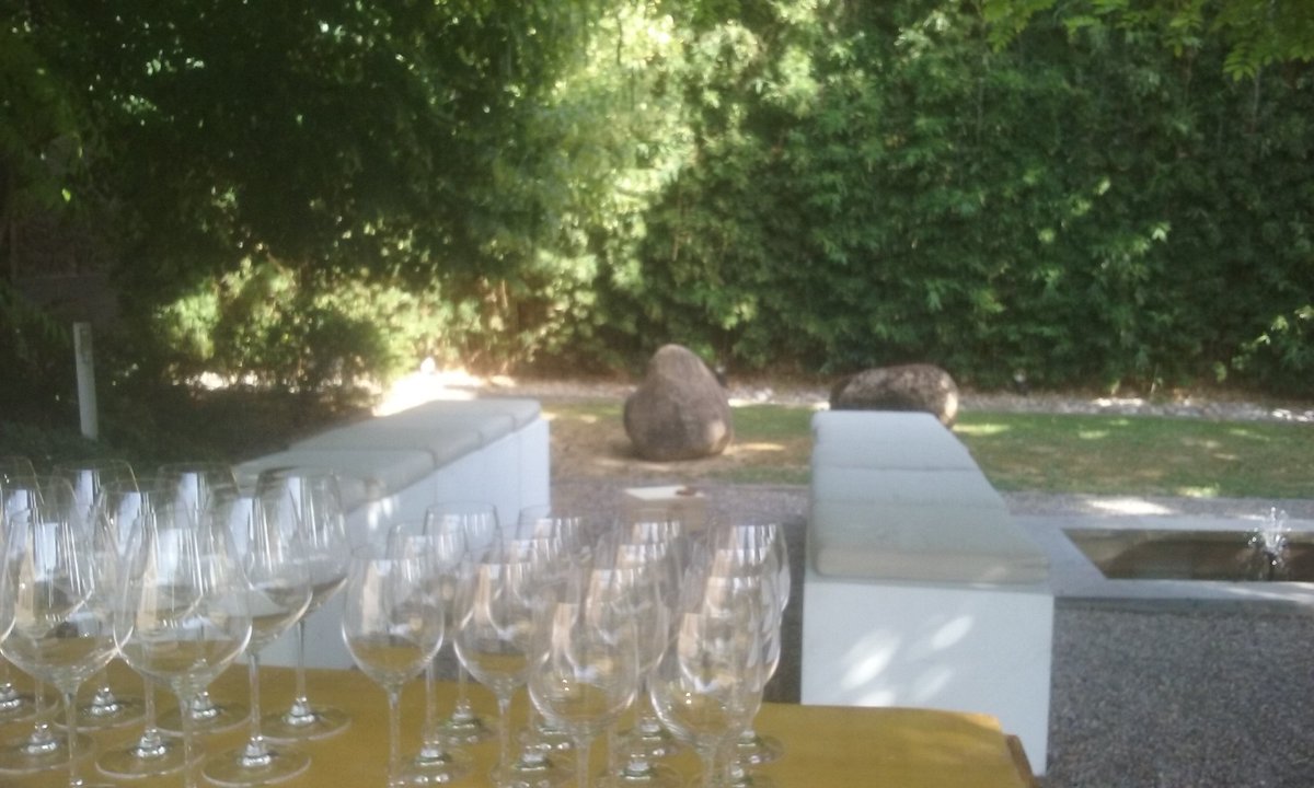 En el corazon del jardin <a href="/VinasdelVero/">Viñas del Vero</a> preparándo degustación de la visita con música de fondo <a href="/polifoniksound/">PolifoniK Sound</a>