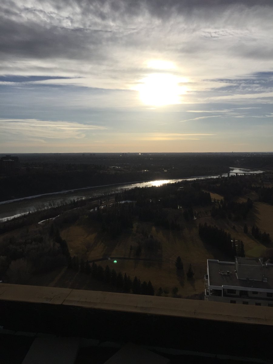 EdgarDevelopmnt's tweet photo. A snap of the setting sun across the River Valley from #TheHendrix. #YEGDT https://t.co/ivGDPrZbWp