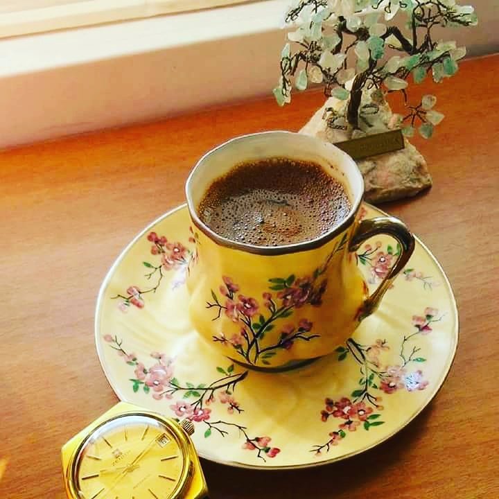 Kahveyi en çok dostla severim ben
Şöyle en okkalısından
Kokususohbetekarışmışken
Gelmişten geçmişten konuşurken