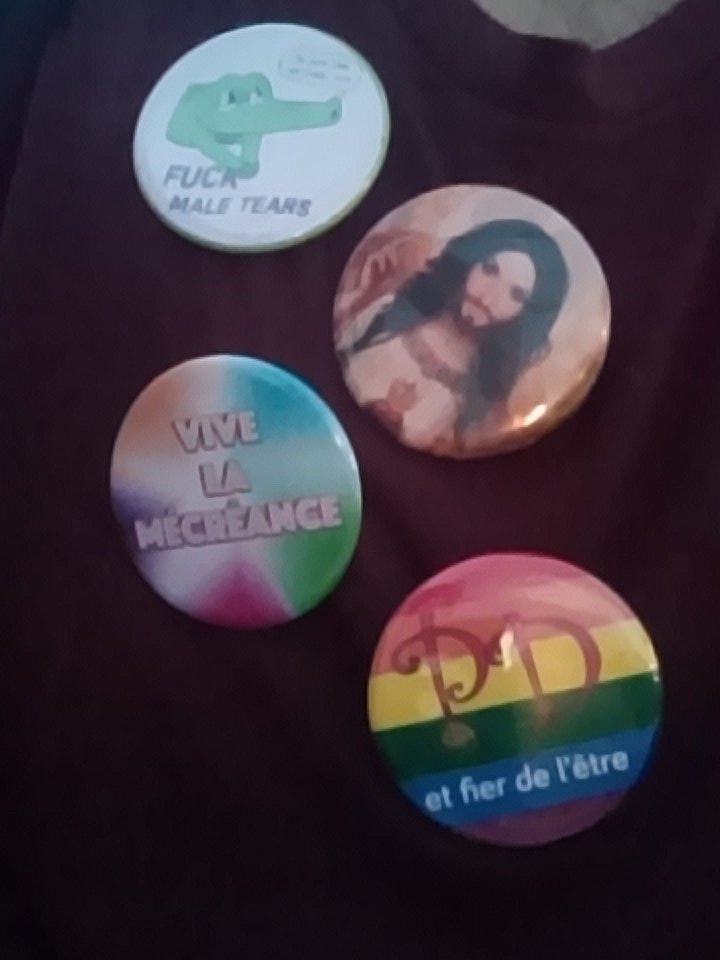 J'ai récupéré quelques badges auprès des Soeurs au #Solidays. En toute discrétion et dans pondération.