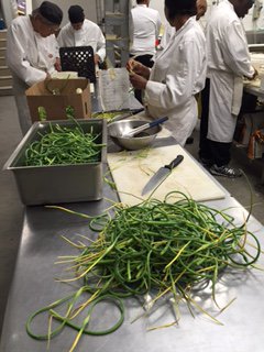AmberHavecafe's tweet photo. Fresh from the garden taught the students @havecafe to make fire grilled Garlic scape pesto next Pasta #yummy https://t.co/h40y0J2fSe