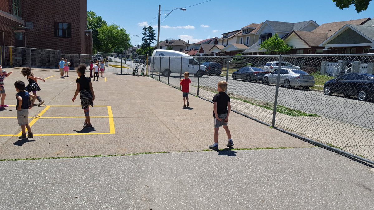 M_Sheane's tweet photo. Playing foursquare on a beautiful Friday! #Outdoorfun #DPA @GilesCondors https://t.co/6iWW0j6LRf