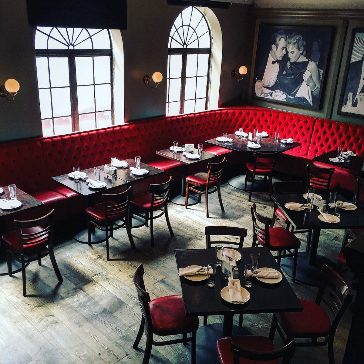 Start your weekend off right #popchampagne #happyhour #oysterbar