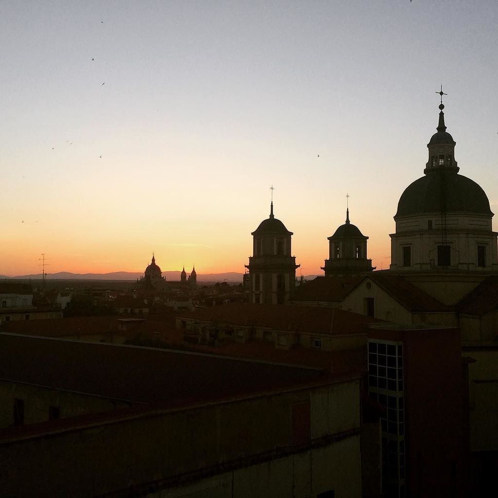 pablodiazlarez's tweet photo. Tardeo por el gran @mrzollo #beefeaterhomeparties #madrid #sunset🌅 https://t.co/Svbk2bmln7 https://t.co/o6nAXSkq1t