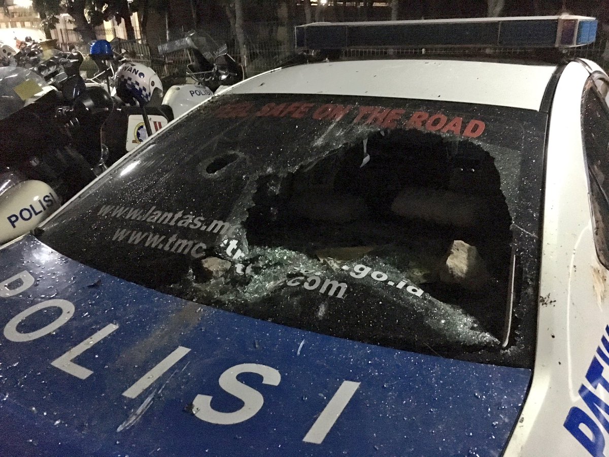 TMCPoldaMetro's tweet photo. 03:56 Kendaraan Dinas Kepolisian rusak akibat ulah Supporter sepak bola di Kawasan Gelora Bung Karno Senayan Jakpus. https://t.co/ZcRVG8KE58