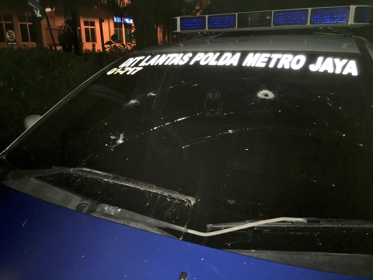TMCPoldaMetro's tweet photo. 03:56 Kendaraan Dinas Kepolisian rusak akibat ulah Supporter sepak bola di Kawasan Gelora Bung Karno Senayan Jakpus. https://t.co/ZcRVG8KE58