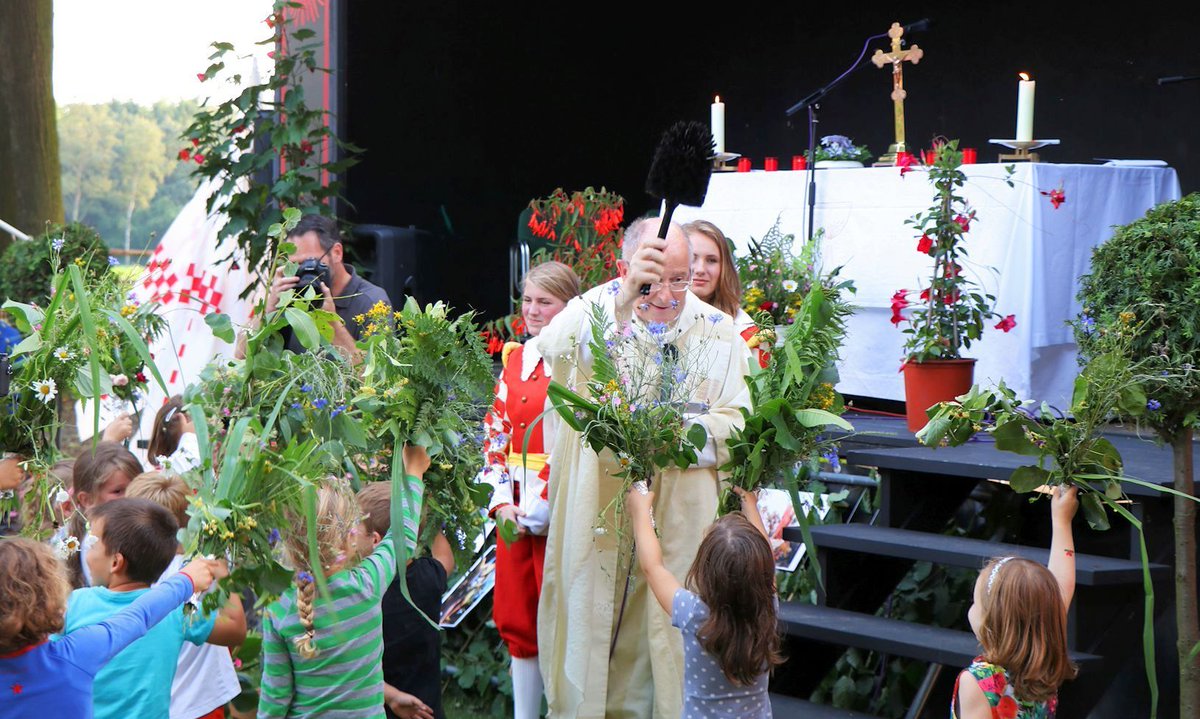 eeuwfeest2016's tweet photo. Sint Janstrossenwijding Leenderstrijp op de Nationale Inventaris Immaterieel Cultereel Erfgoed. foto ©  @asten_erik https://t.co/xwZ25v7o6I