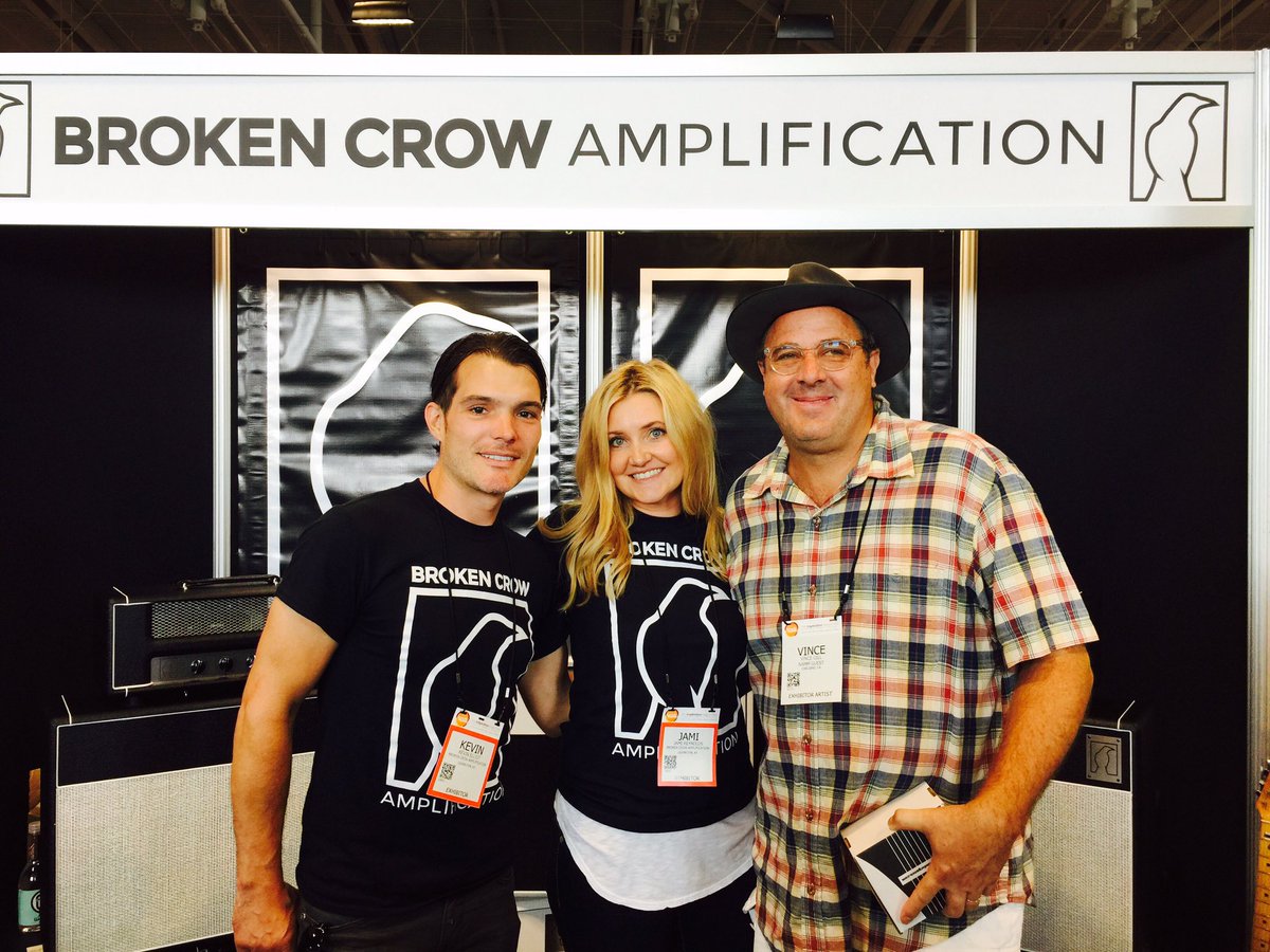 BrokenCrowAmps's tweet photo. Hi @vincegill thanks for classing up our booth! Ha! https://t.co/btZvPbqlkN