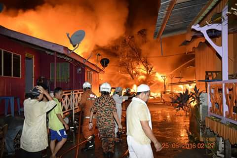 Kbkaran Rmah di Kg. Tnjung Kpor Kudat blaku skitar jm 1.00am <a href="/RELAKUDAT/">RELA KUDAT</a>  <a href="/samasuddin_sab/">samasuddin lawe</a> <a href="/izzal_suhaimi/">Izzal Suhaimi</a> <a href="/rela_sabah/">RELA NEGERI SABAH</a>