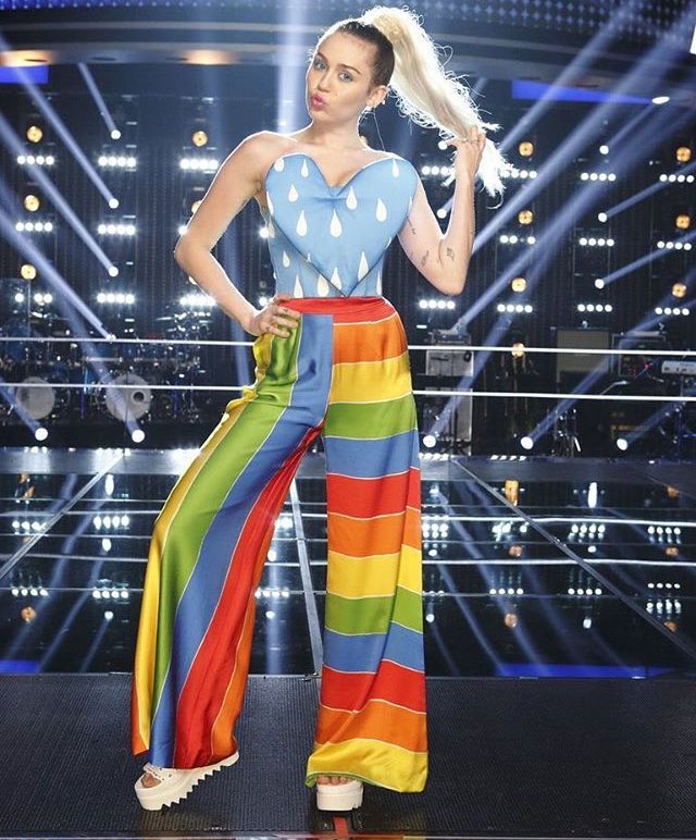 mileygossipp's tweet image. Quem ai é #TeamMiley ??? 🎉