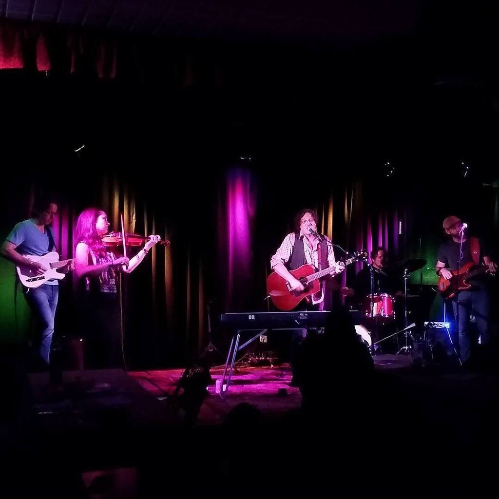 MEK215's tweet photo. A @benarnoldmusic at #kennettflash #latergram because I love the lighting. #kennettsquare #nofilter https://t.co/HS30sSu3yN