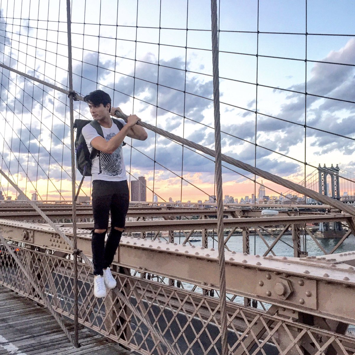 sahitsosa's tweet photo. #brooklynbridge #newyork #newyorkcity #boy #actor #city #balba #brooklyn #bridge #world #travel #trip #bag #friday https://t.co/mxDC1edW1Y