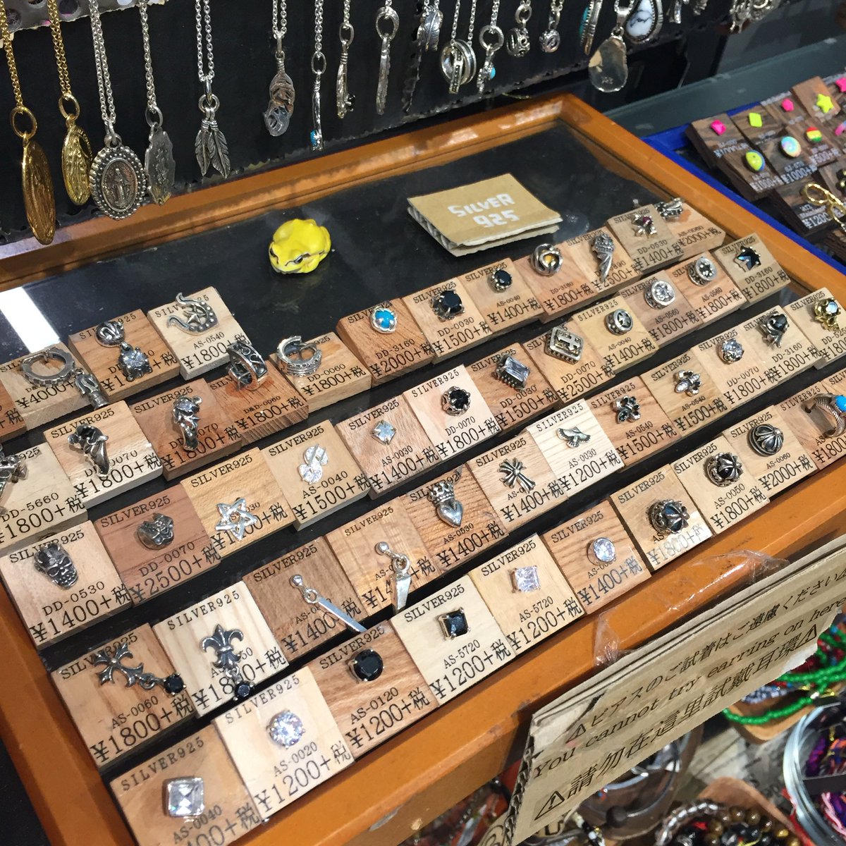 ケリーズラボ 渋谷店 メンズ で ピアス を買うなら ケリーズラボ こちらはシルバー素材のピアス 一粒石や フェザー モチーフが人気ですよー 渋谷 渋谷109 109mens 109メンズ Pierce アクセ アクセサリー ケリーズラボ 渋谷店 メンズ で ピアス を買うなら ケリーズラボ こちらはシルバー素材のピアス 一粒石や フェザー モチーフが人気ですよー 渋谷 渋谷109 109mens 109メンズ Pierce アクセ アクセサリー