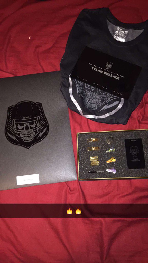 OfficialTylan2's tweet image. My @TheOpening stuff came in today 🏈🔥#FlyRush we gone work😈