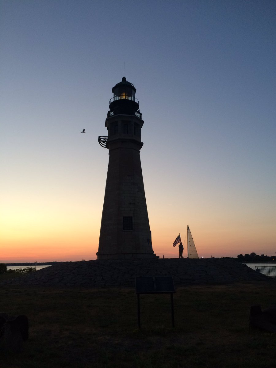 ack622's tweet photo. #BuffaloLighthouse #ShineOn 6/24/16 @BuffaloExplore #Buffalove https://t.co/sbDPcutTvl