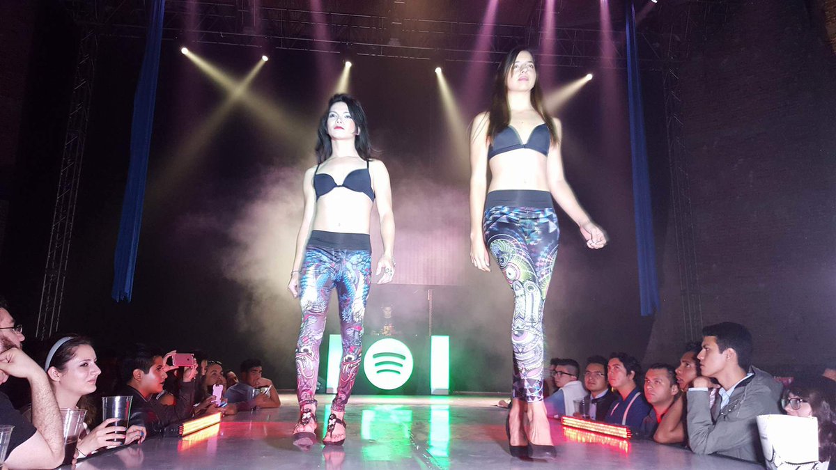 Eco_Venues's tweet photo. Se apagan las luces del ABB y se encienden las del runway es así como da comienzo #StarFashionShow. #ABBENVIVO https://t.co/Hw0elVvYOa