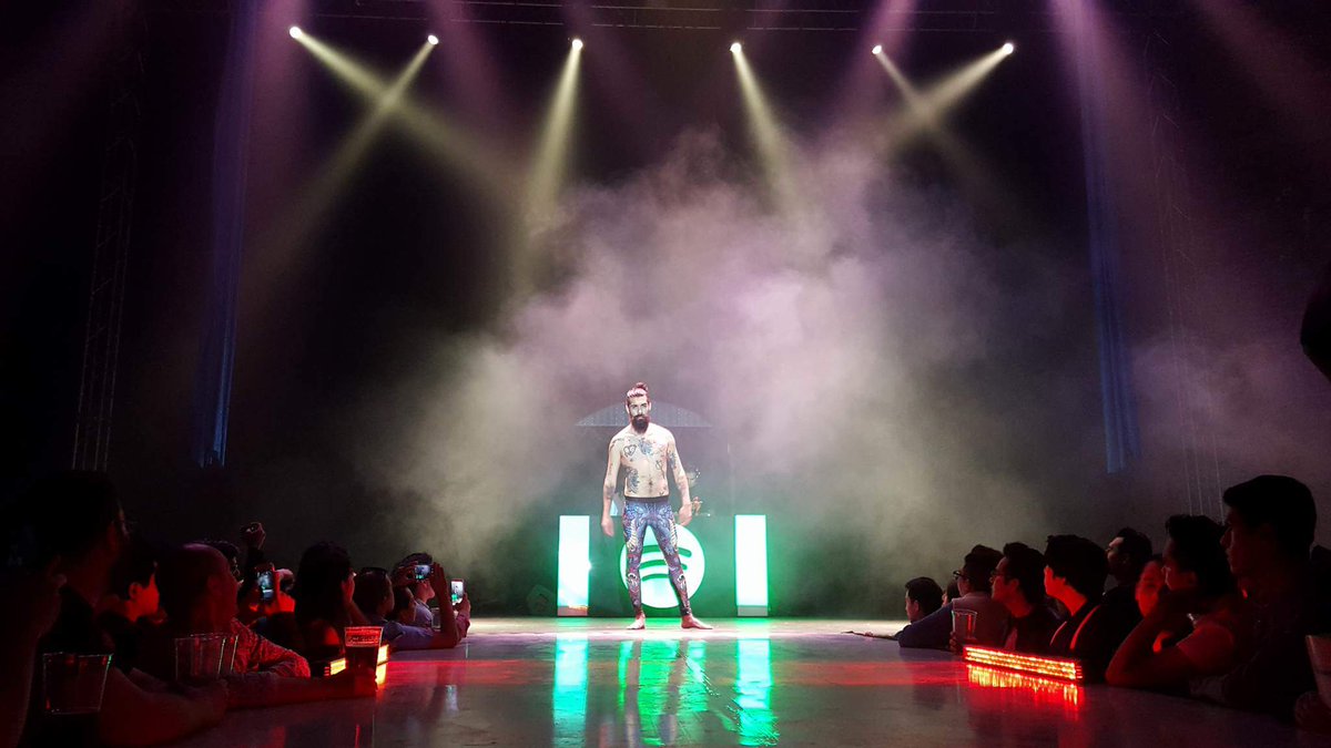 Eco_Venues's tweet photo. Se apagan las luces del ABB y se encienden las del runway es así como da comienzo #StarFashionShow. #ABBENVIVO https://t.co/Hw0elVvYOa
