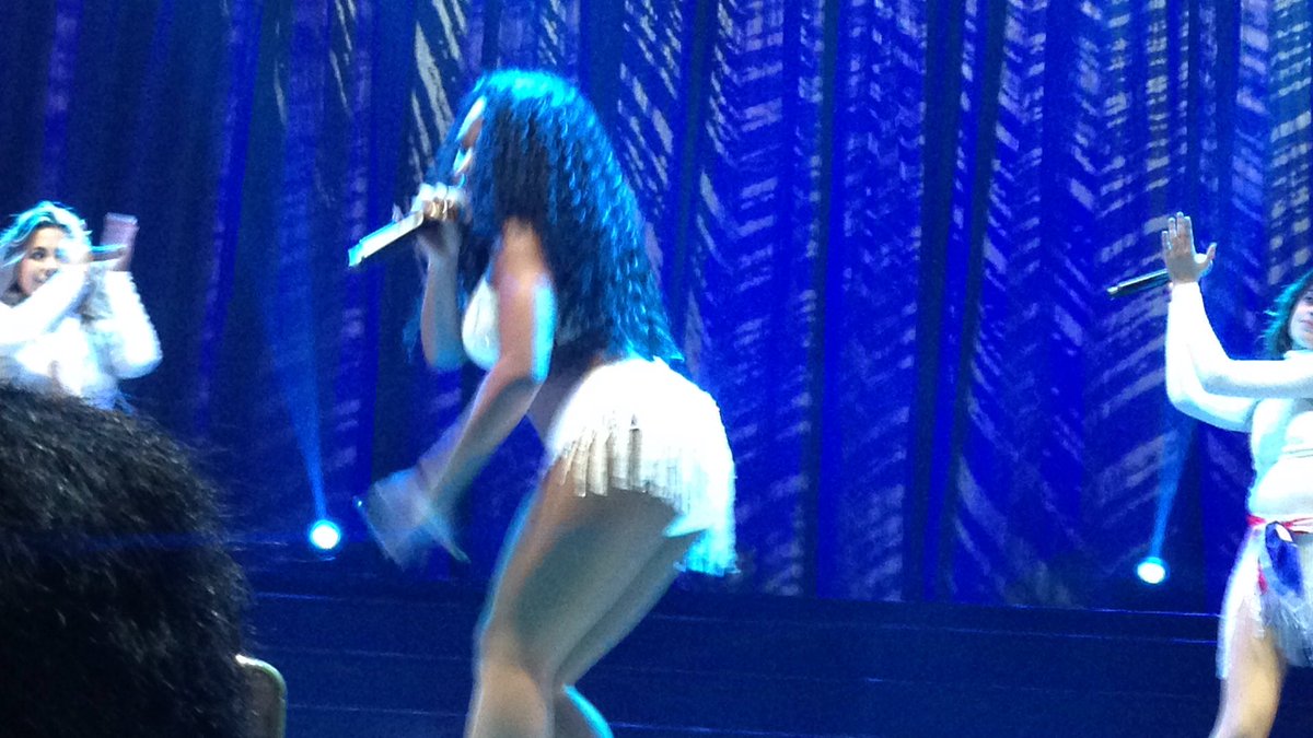 allysgrown's tweet photo. normani es demasiado perfecta, no me creo que sea real #5HBestFans https://t.co/jahh00tcGF