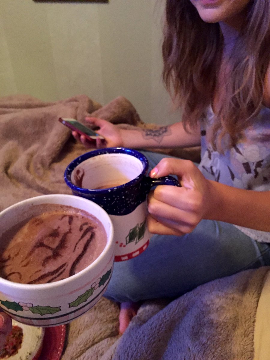 LindsayRaelyn's tweet photo. Elf &amp; frozen hot chocolate 💚❤️ #MERRYHALFCHRISTMAS https://t.co/d7uvgWgsQv