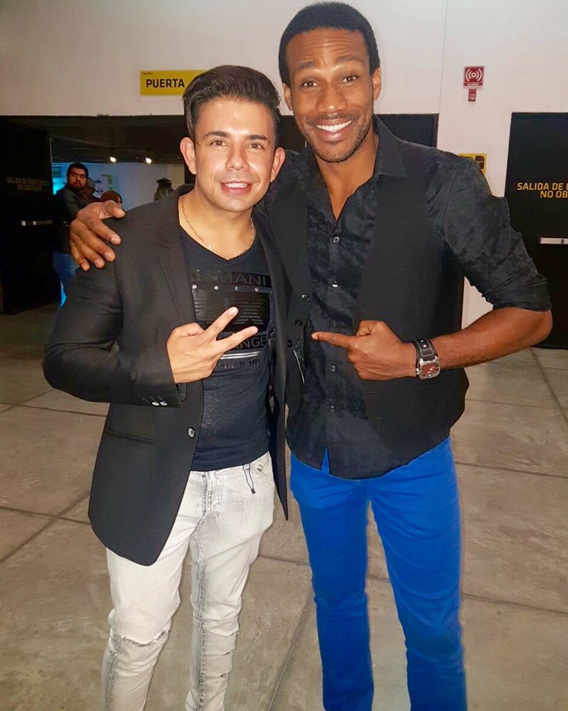 HardingJunior's tweet photo. Todo un placer encontrarme con @bogartbonales gran cantante y amigo en el #StarFashionShow https://t.co/eHJJbQfT7f