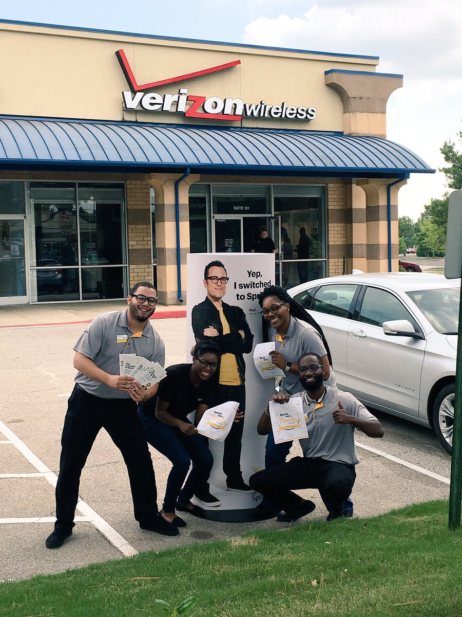 josh_sprint's tweet photo. All of us @SprintWinchester showing the city of Memphis that #PaulSwitched2Sprint #CanUHearMeNow @marceloclaure https://t.co/FRogJEsKLk