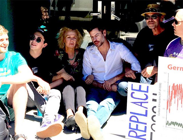 Dozens Of Pro-Nuclear Protesters March in SF To Resist Diablo Canyon Closure sfist.com/2016/06/24/doz…