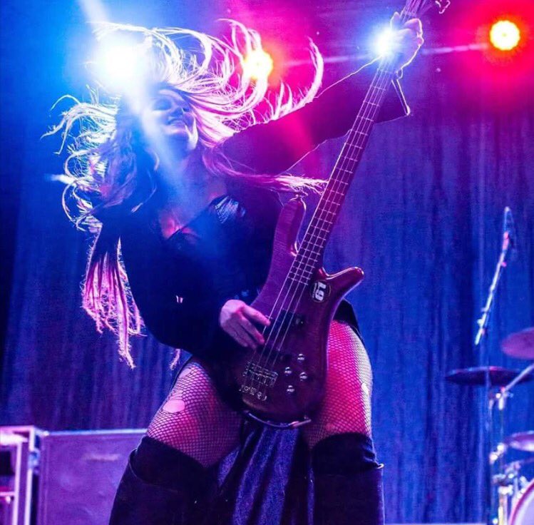 jasminecainrock's tweet image. Loving my @WarwickFramus Streamer LX and @TraynorAmps combo. Feel it down deep! #bass #bottomend #fatbottomgirls