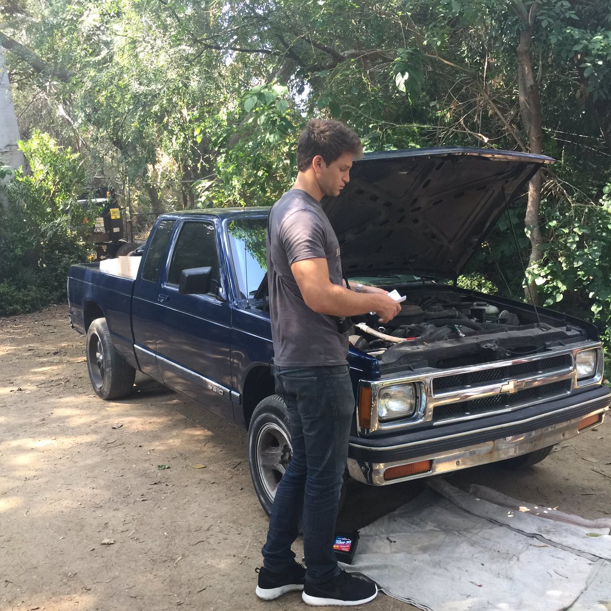imarleneking's tweet photo. Car trouble?@KeeganAllen #PrettyLittleFinale https://t.co/QJMhgGsWV9