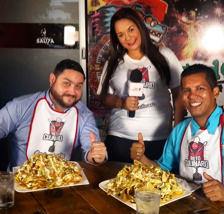 Miren el tamaño de esos nachos😱 ya estamos Aonde Chencho, listos para que estos dos valientes empiecen a comer!!