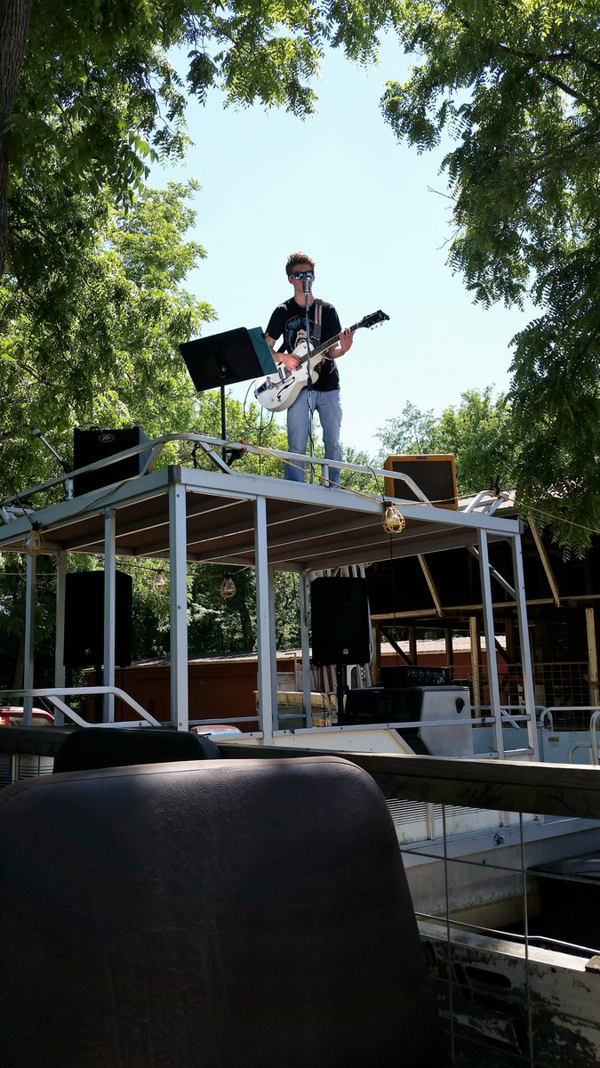 RockabillyYaun's tweet photo. Playin' on the top deck of a pontoon! #therockabillykid #thatsrockandrollbaby https://t.co/wkjYkpJXiQ