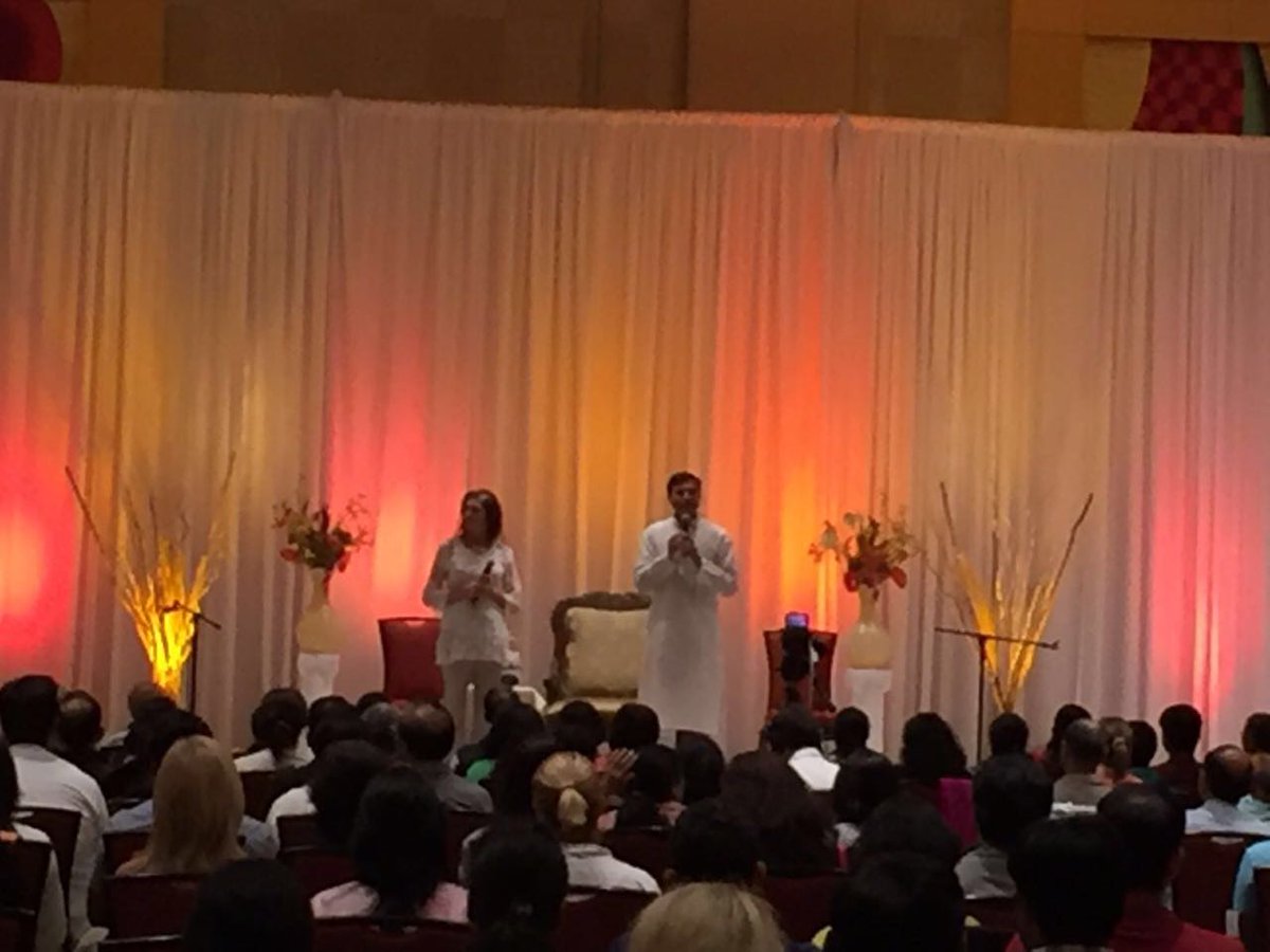 manijgd's tweet photo. #GetHappy Prog with #Gurudev @SriSri in #WashingtonDC with 1060 people #GetHappyUSA https://t.co/uWwNXZYzAi
