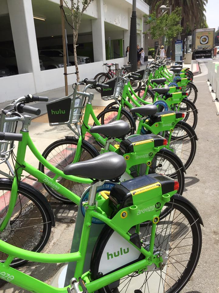 ChelseaSMApts's tweet photo. You can grab a breeze bike directly across the street from Chelsea Santa Monica #chelseasm #livechelsea https://t.co/J4vMdHWQXS