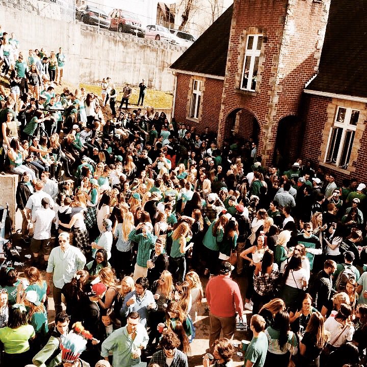 totalfratmove's tweet photo. West Virginia University is TFM's number 1 party school for 2016: https://t.co/awKU8IyT46 https://t.co/T5Bqc20M7j