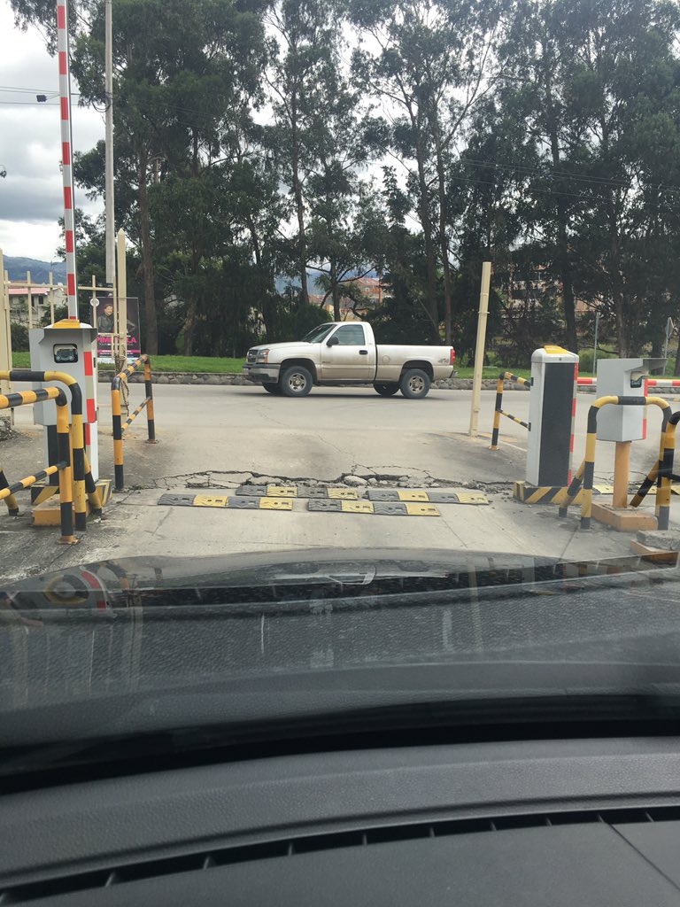 Administración del <a href="/MALLDELRIO/">MALL DEL RIO</a> arreglen sus accesos son una vergüenza