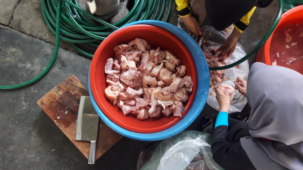 PEPIASOfficial's tweet photo. Bidadari-bidadari Dunia sedang menyiapkan bahan-bahan untuk memasak juadah berbuka petang ini 😊😉
#IHRAM2016 
#PEPIAS https://t.co/XfsKWKK8YS