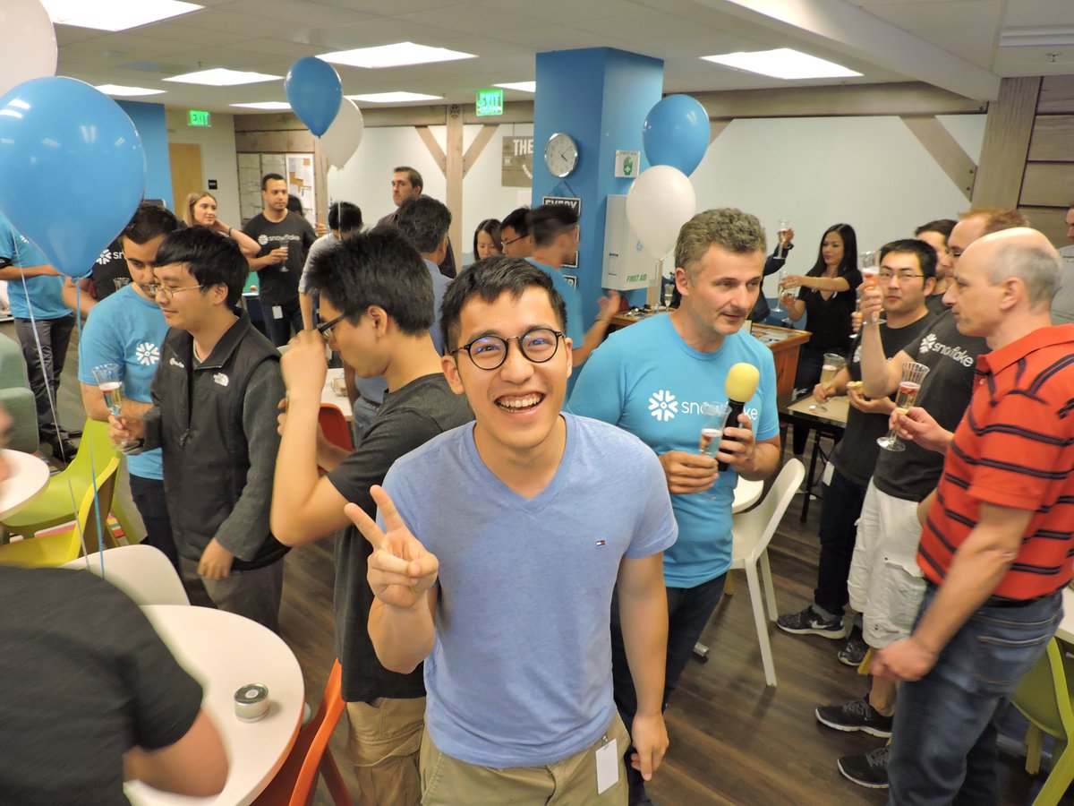 Snowflake's tweet image. Celebrating Snowflake cloud #elasticDW. Multiple petabyte customers, running millions of SQL queries a day!