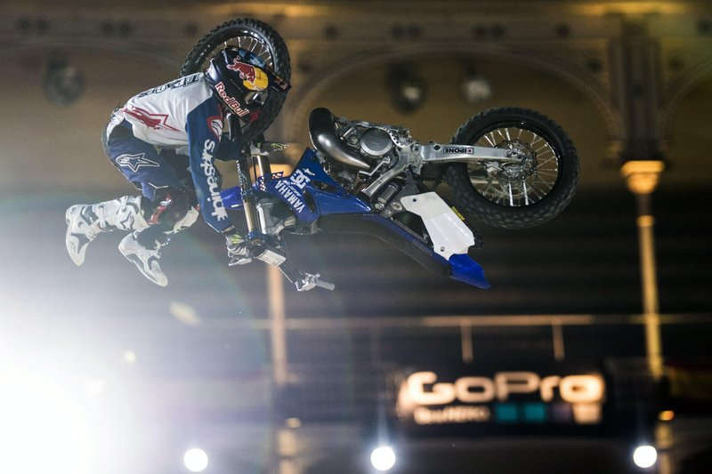 redbullmotors's tweet photo. #FrontFlair nunca visto silencia Las Ventas. @TomPagesFMX MARCIANO #redbullxfighters: https://t.co/SF14Rlw7E5 https://t.co/HmjyrE3W9S