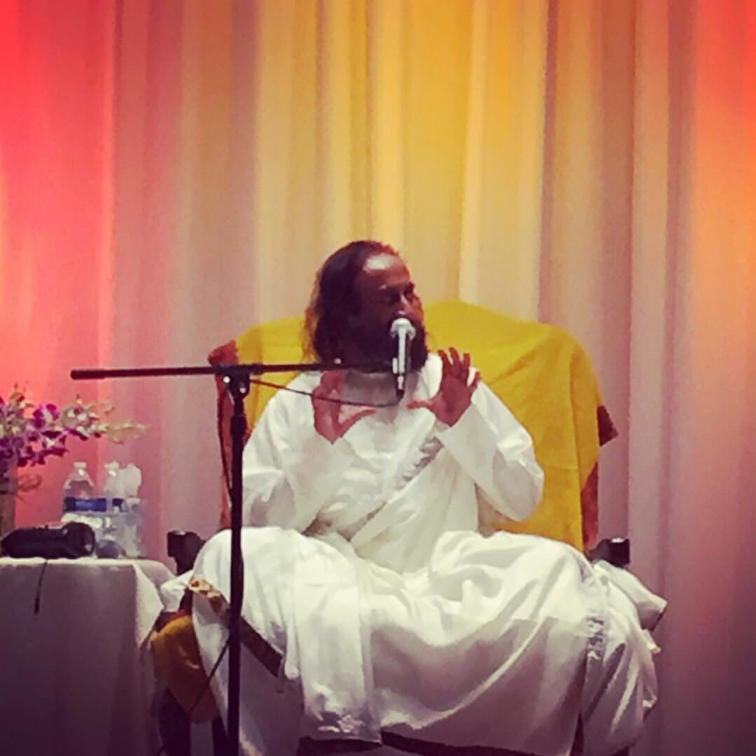 NehaSaxena5's tweet photo. #gethappy tour begins! @SriSri arrives in DC &amp; the hall is bustling with #happyfaces #gethappy #srisriinUS @ https://t.co/5FT7TYDsOk