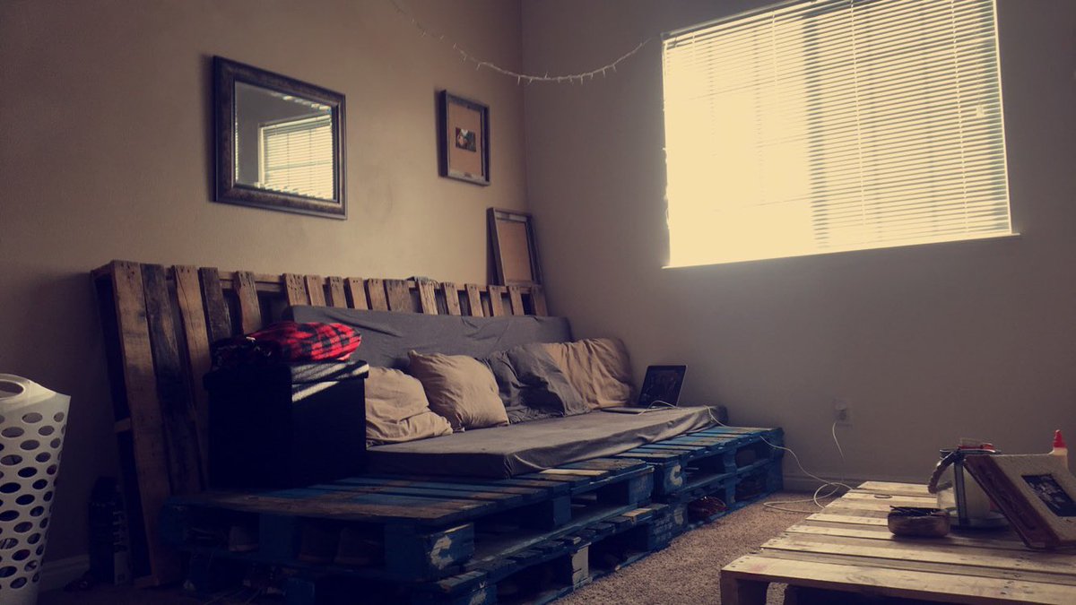 RadicalRupert's tweet photo. My makeshift apartment furniture that I'm in love with ♥️🤘🏻 https://t.co/wU6ZxTEMBN