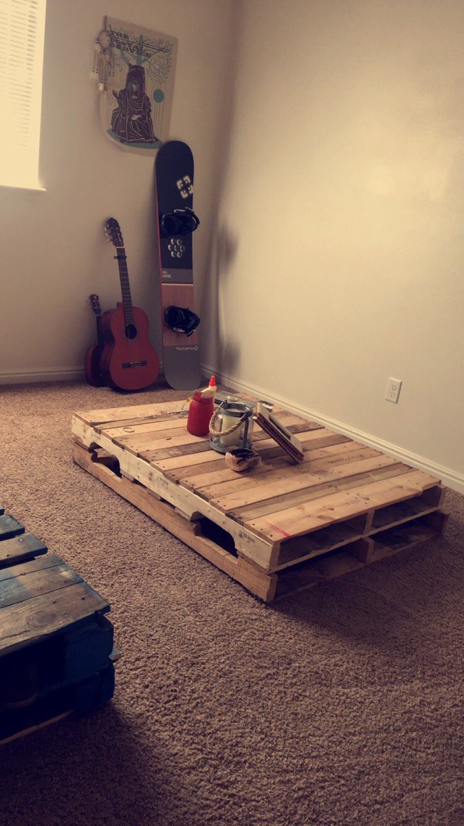 RadicalRupert's tweet photo. My makeshift apartment furniture that I'm in love with ♥️🤘🏻 https://t.co/wU6ZxTEMBN