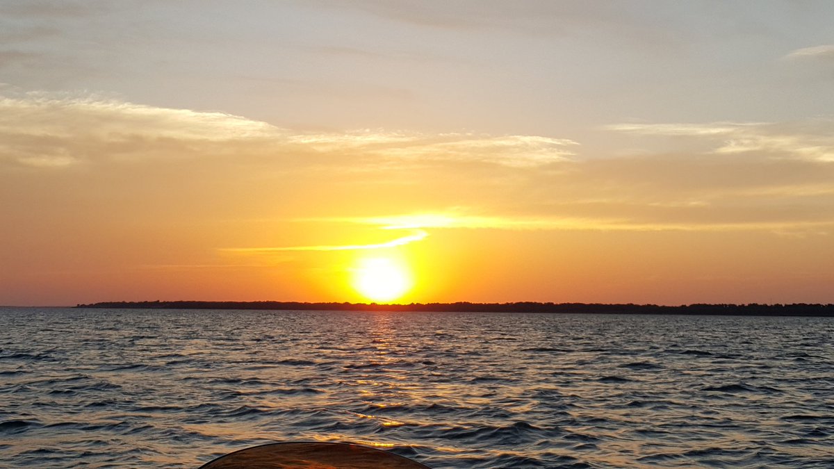 kathyu13's tweet photo. Beautiful sunset set on the lake.

#boozecruize https://t.co/RV0AQqaLYn