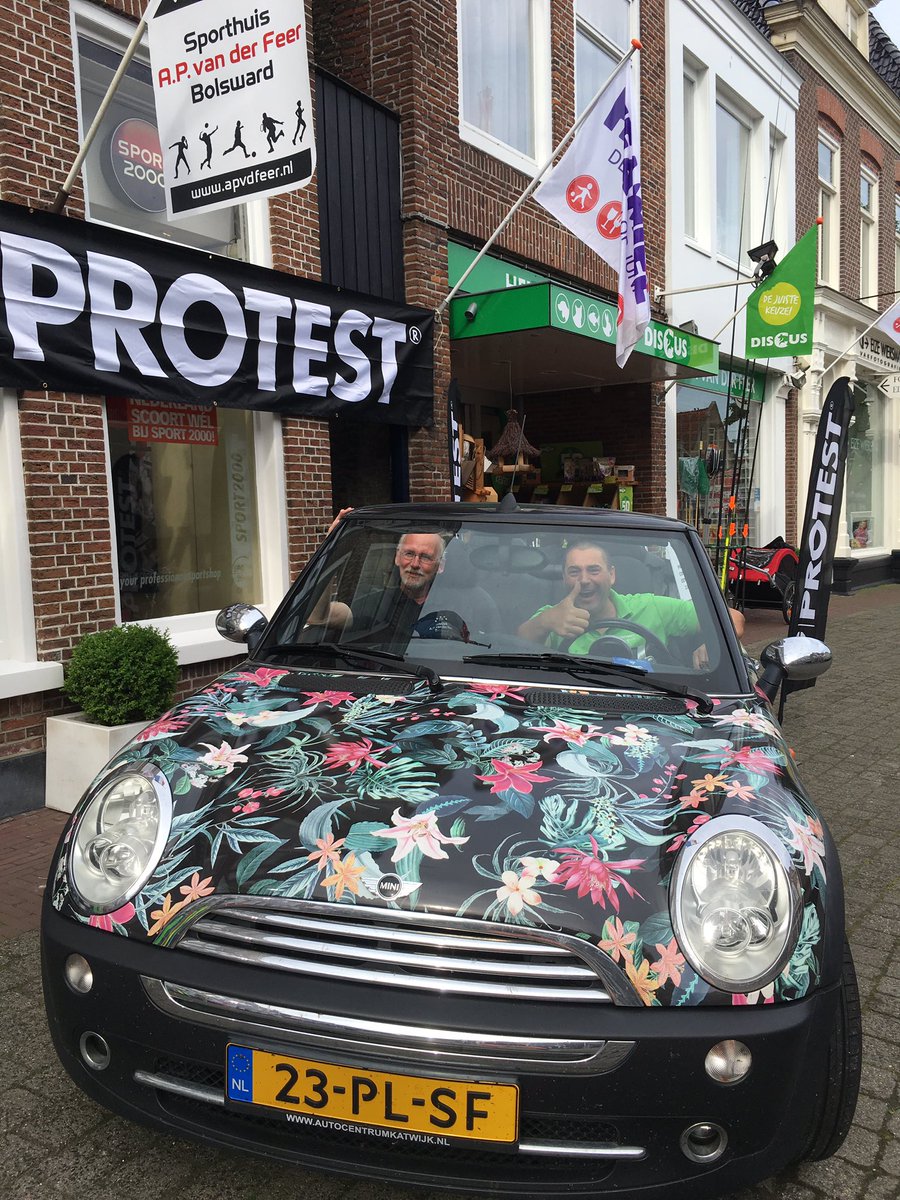 Doe mee en win de protest mini cooper voor een weekend. #protestwomen