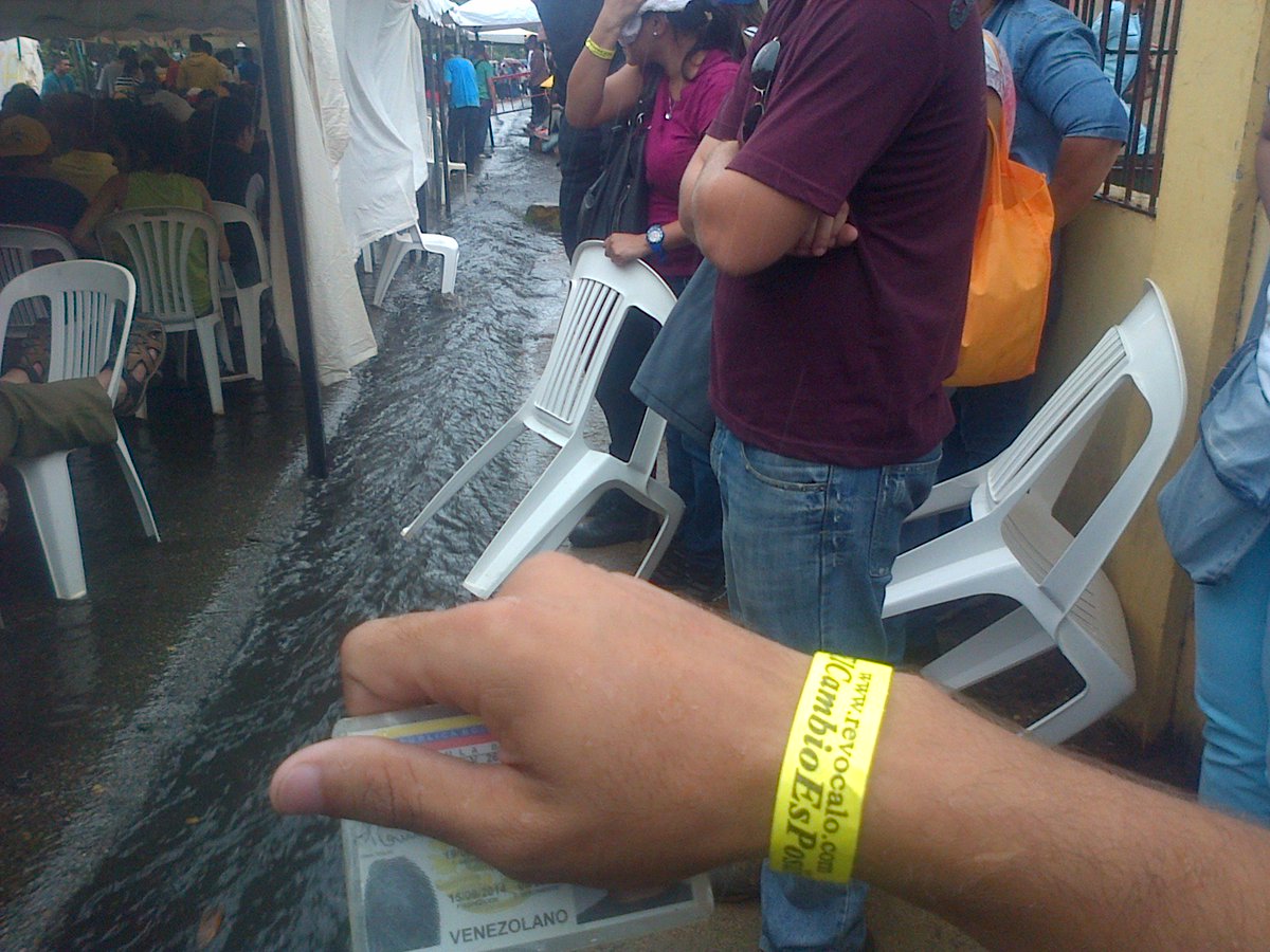 JGuerra_00's tweet photo. Ni la lluvia nos paró #Junio23 #LaAsuncion #RevocaloYa #CNE #ProcesoLento #ProcesoDeValidacion https://t.co/CtkvHUMLfQ