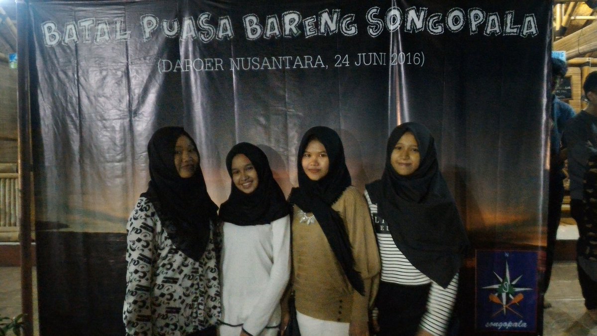 songopala's tweet photo. Ada kak Ipeh, kak Cacay, kak Devy, sama kak Nita:D aawwww https://t.co/gmuer9PbKH