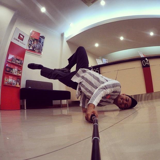 createdhy's tweet photo. #makzcrew #makassar #bboy #bboying #sidefreeze #selfie #moslem #ramadhan #bank #banking #CIMB #CIMBNiagaRamadhan https://t.co/XMa9enCYdS