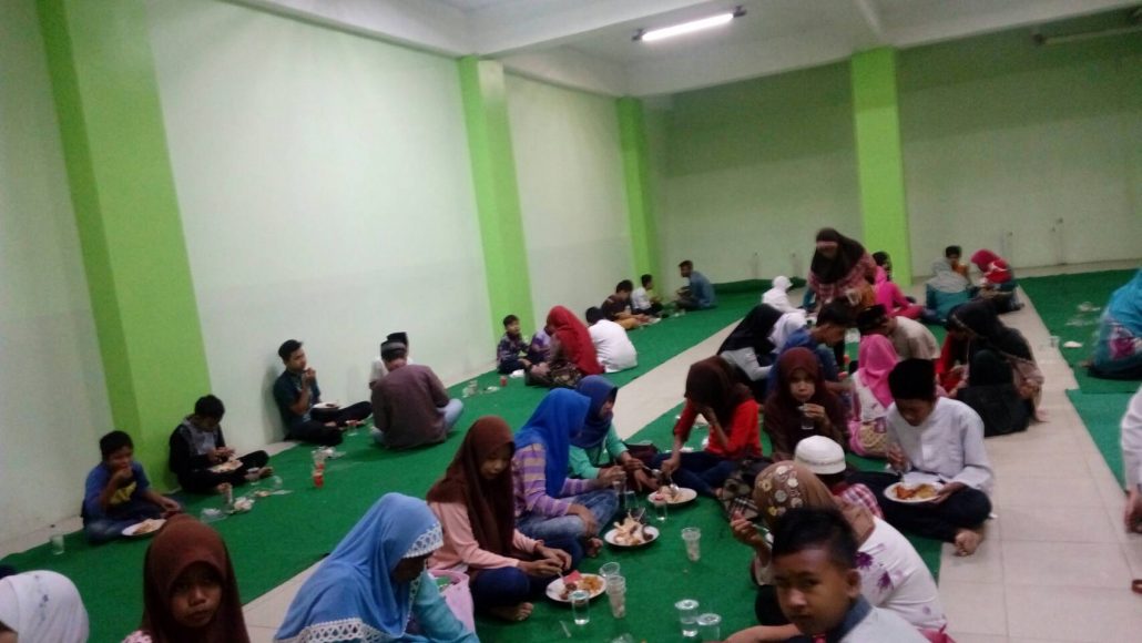 Potret Buka Puasa Bersama Anak Yatim Binaan Yayasan Alih Teknologi [part1] - malahayati.ac.id/?p=30072
